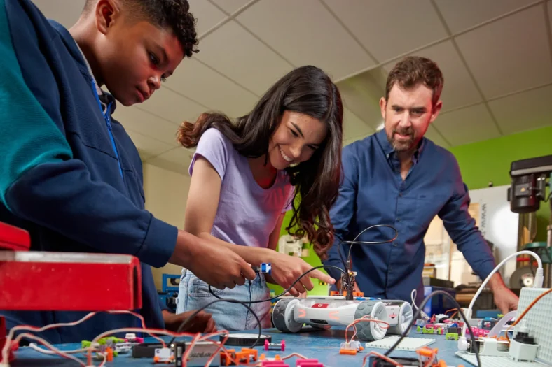 Eksperimen Pendidikan Kreatif Menggunakan Robot AI untuk Mengajar Bahasa Inggris